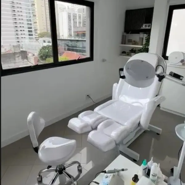 Sala de atendimento da Sublime Podologia com luz natural e vista para a cidade